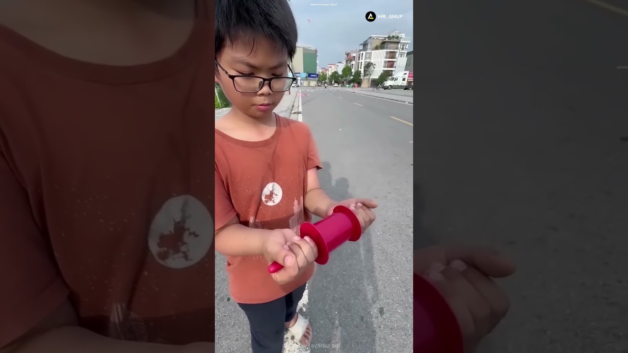 While flying a kite, the string slipped from the boy's hand #shortvideo