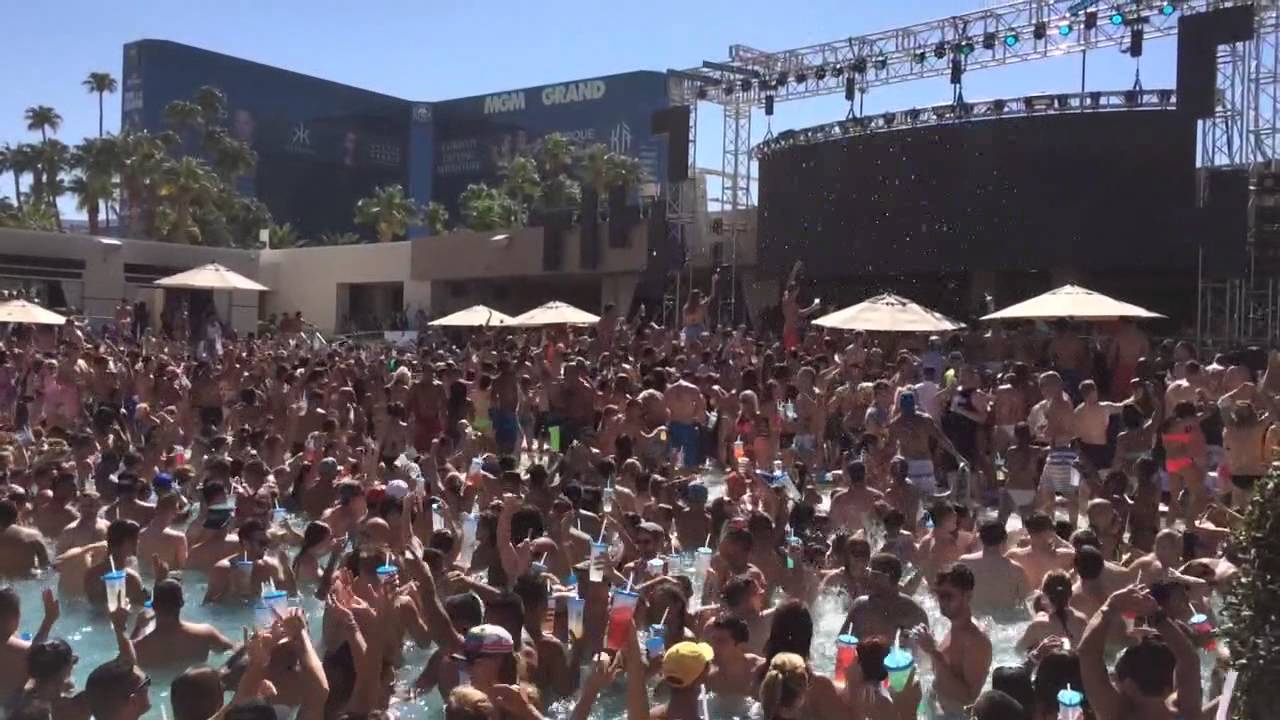 Wet Republic pool party - Calvin Harris